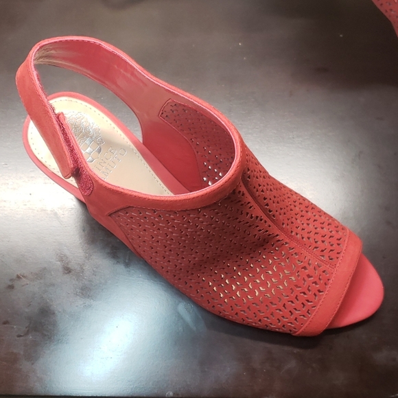 NWOT Vince Camuto Dastana Peep-toe Sandals - Picture 2 of 10